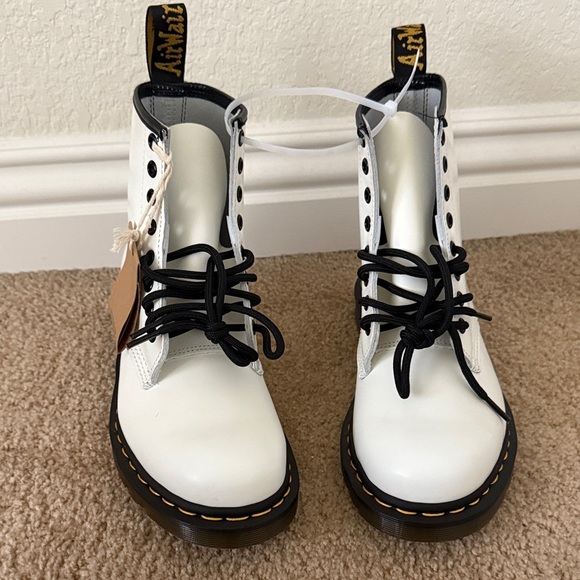 Dr. Martens 1460 Women’s Patent Leather Boots White – Size 8 NWT - Picture 4 of 10